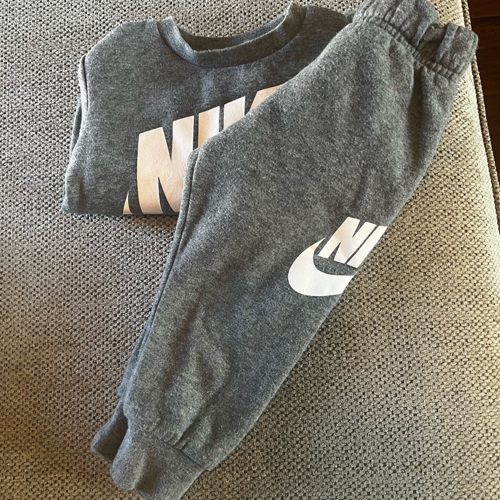 Nike Kids Matching Set in Gray and White - Picture 5 of 7